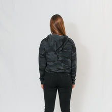 Load image into Gallery viewer, CROPPED HOODED SWEATSHIRT - CAMO BK
